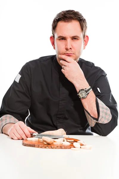 Jovem cozinheiro masculino com casaco de cozinheiros pretos . — Fotografia de Stock