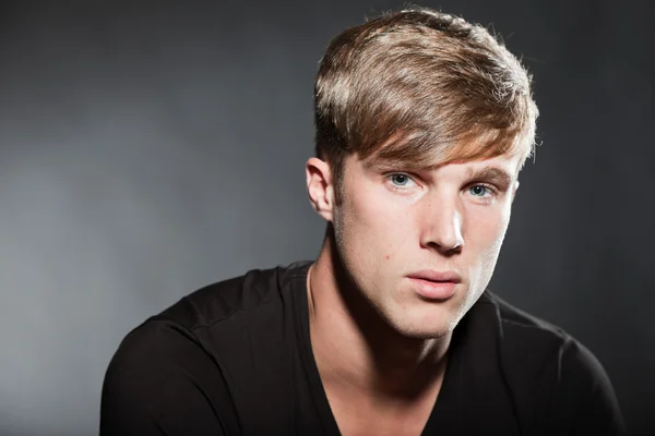 Retrato de estudio de moda de joven guapo sobre fondo gris . —  Fotos de Stock