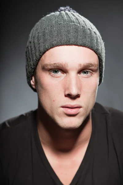 Retrato de estudio de moda de joven guapo sobre fondo gris . — Foto de Stock