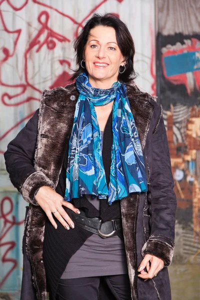 Urban fashion lifestyle portrait of pretty middle aged woman. — Stock Photo, Image