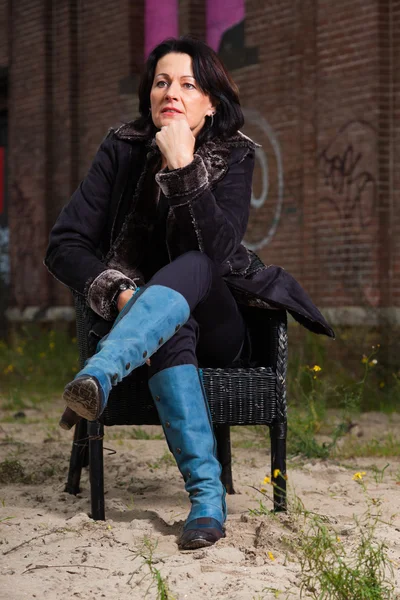 Urban fashion lifestyle portrait of pretty middle aged woman. — Stock Photo, Image