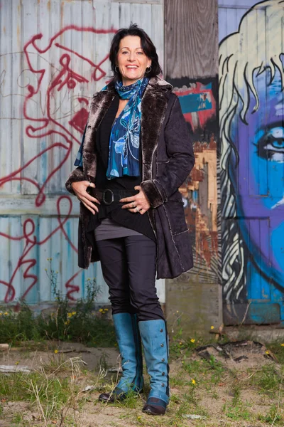 꽤 중간 나이 든된 여자의 도시 패션 라이프 스타일 초상화. — 스톡 사진
