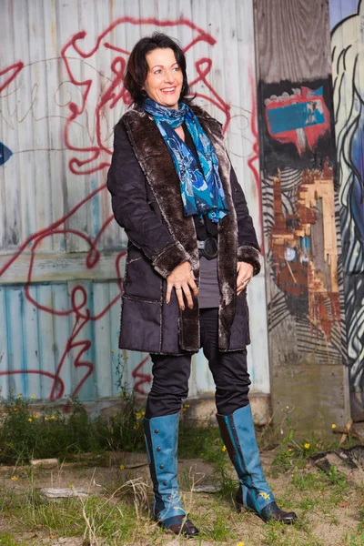 Urban Fashion Lifestyle Portrait ziemlich mittleren Alter Frau. — Stockfoto