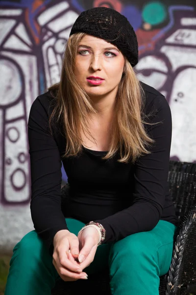 Urban Fashion Portrait von hübschen Mädchen. — Stockfoto