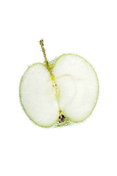 Frisk grønt æble med vandbobler isoleret på hvid baggrund . - Stock-foto