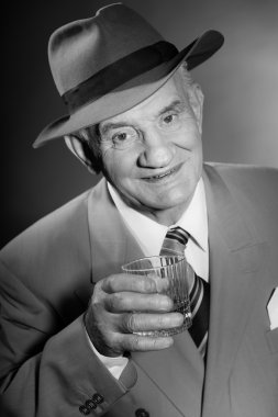 takım elbise ve kravat ve şapka giyen kıdemli glamour vintage adam.