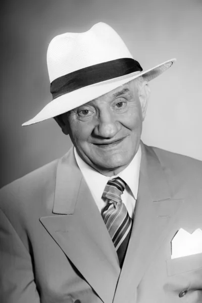 Senior glamour vintage man wearing suit and tie and hat. — Stock Photo, Image