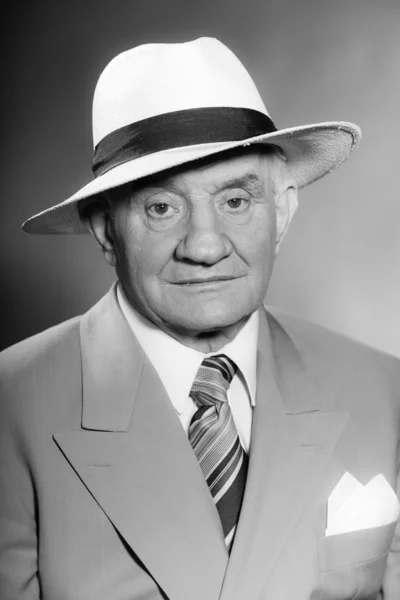 Starszy seksowny sztuka człowiek ubrany w garnitur i krawat i kapelusz. — Zdjęcie stockowe