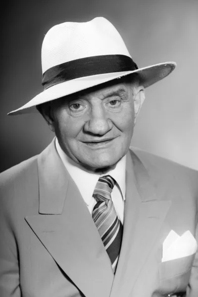 Senior glamour vintage man wearing suit and tie and hat. — Stock Photo, Image