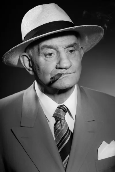 Takım elbise ve kravat ve şapka giyen kıdemli glamour vintage adam. — Stok fotoğraf