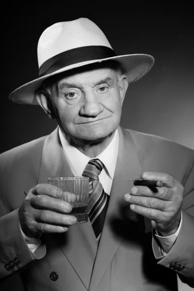 Senior glamour vintage dragen pak en stropdas en hoed man. — Stockfoto
