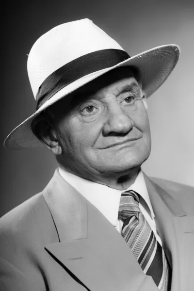 Senior glamour vintage dragen pak en stropdas en hoed man. — Stockfoto