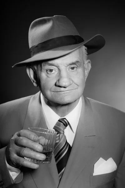 Takım elbise ve kravat ve şapka giyen kıdemli glamour vintage adam. — Stok fotoğraf
