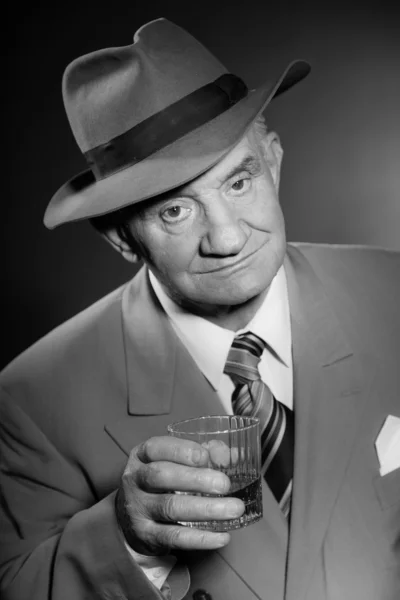 Starszy seksowny sztuka człowiek ubrany w garnitur i krawat i kapelusz. — Zdjęcie stockowe