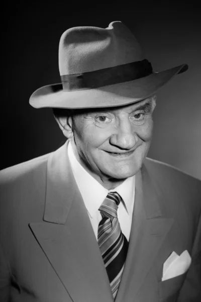 Senior glamour vintage man wearing suit and tie and hat. — Stock Photo, Image