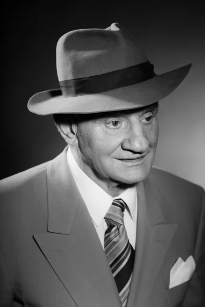 Senior glamour vintage man wearing suit and tie and hat. — Stock Photo, Image