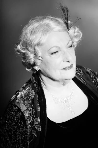 Jó kinézetű glamour vintage stílusban idősebb nő. — Stock Fotó