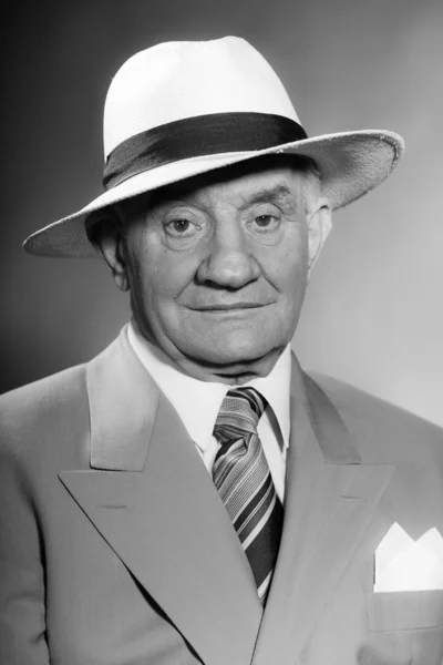 Senior glamour vintage dragen pak en stropdas en hoed man. Rechtenvrije Stockfoto's