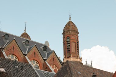 eski kilise ile bulutlu gökyüzü mavi.