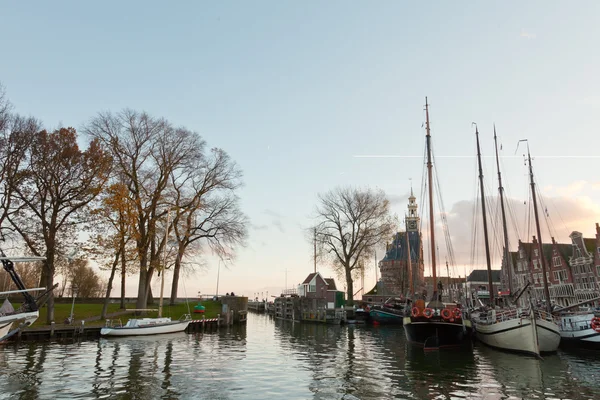 Port dans la vieille ville hollandaise Hoorn . — Photo