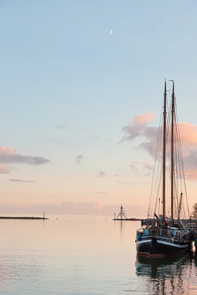 Meer bij zonsondergang. — Stockfoto