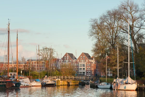 Hafen in der alten holländischen Stadt. — Stockfoto