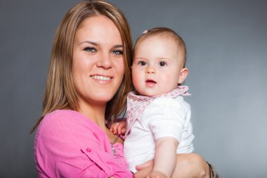 mutlu genç anne bebek kızına aşık.