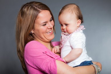 mutlu genç anne bebek kızına aşık.
