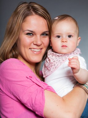 mutlu genç anne bebek kızına aşık.
