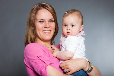 mutlu genç anne bebek kızına aşık.