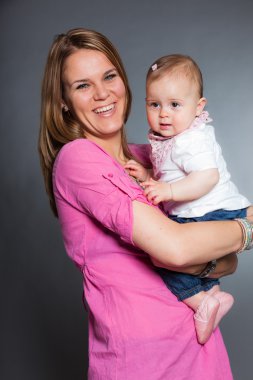 mutlu genç anne bebek kızına aşık.