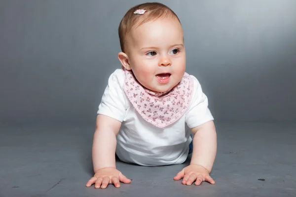 Şirin Bebek kız gri bir arka plana dayanır. — Stok fotoğraf