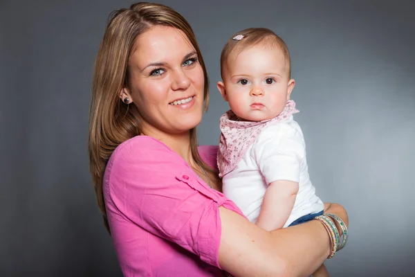 Gelukkig jonge moeder verliefd op haar baby dochter. — Stockfoto