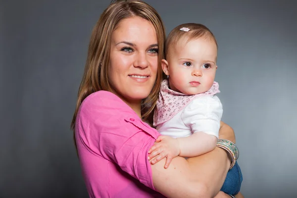 Gelukkig jonge moeder verliefd op haar baby dochter. — Stockfoto