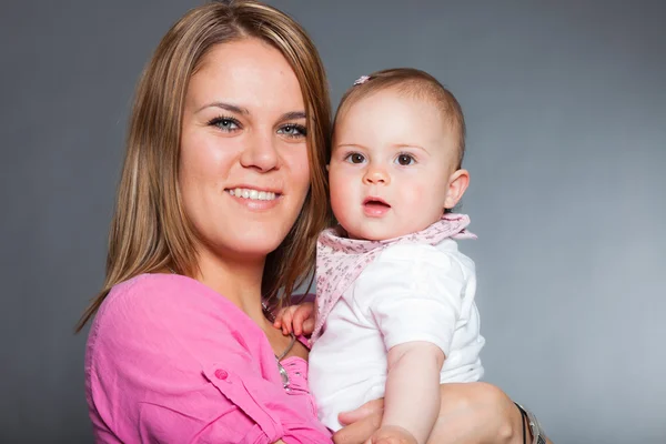 Glad ung mamma i kärlek med dottern baby. — Stockfoto