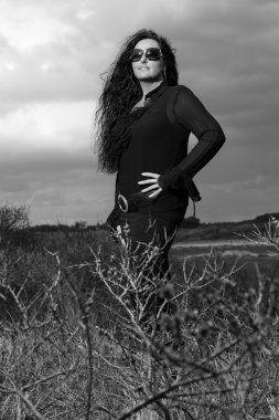 açık havada siyah saçlı kadın moda.