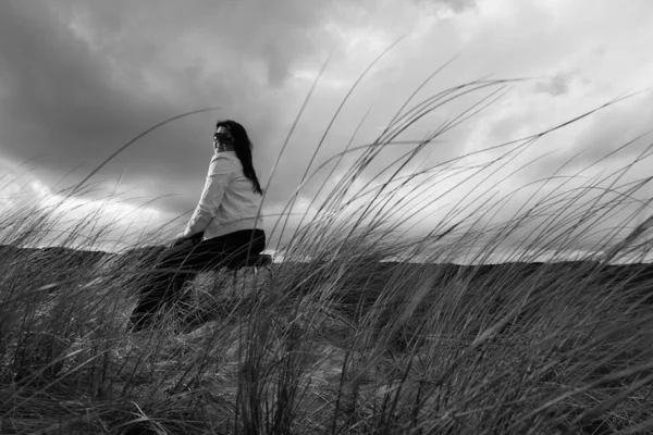 Fashion woman with black hair outdoors. — Stock Photo, Image