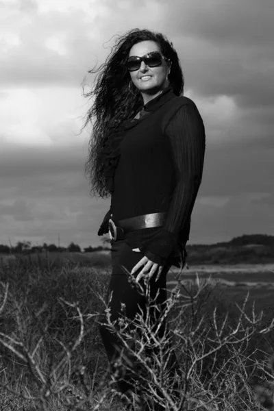 Mulher de moda com cabelo preto ao ar livre . — Fotografia de Stock