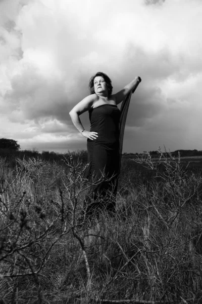 Mulher de moda com cabelo preto ao ar livre . — Fotografia de Stock