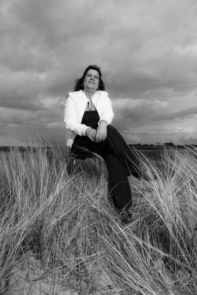 Mulher de moda com cabelo preto ao ar livre . — Fotografia de Stock