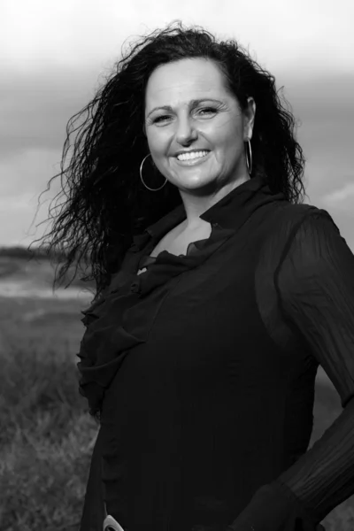 Frau mit schwarzen Haaren im Freien. — Stockfoto