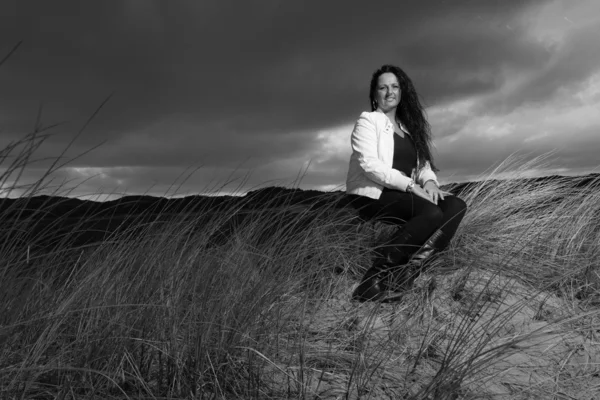 Mulher de moda com cabelo preto ao ar livre . — Fotografia de Stock