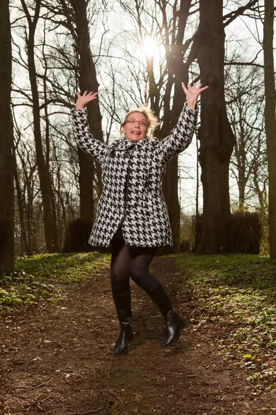 Glückliche gesunde Seniorin. — Stockfoto