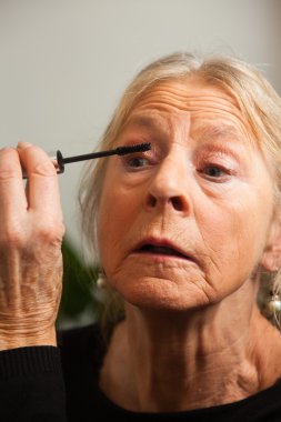 Makyaj yaparken kadın kıdemli.