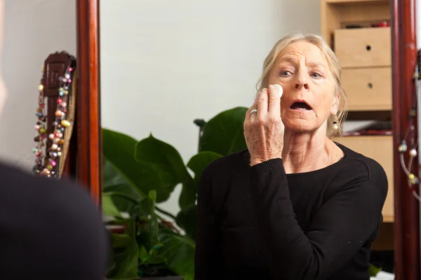 Senior woman doing make-up. — Stock Photo, Image