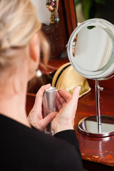 Mulher sênior fazendo maquiagem . — Fotografia de Stock