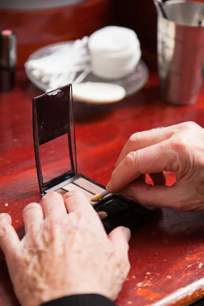 Senior woman doing make-up. — Stock Photo, Image