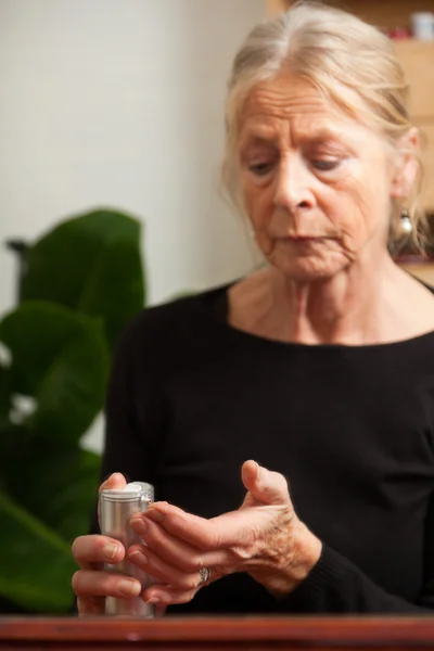 Mujer mayor haciendo maquillaje . — Foto de Stock