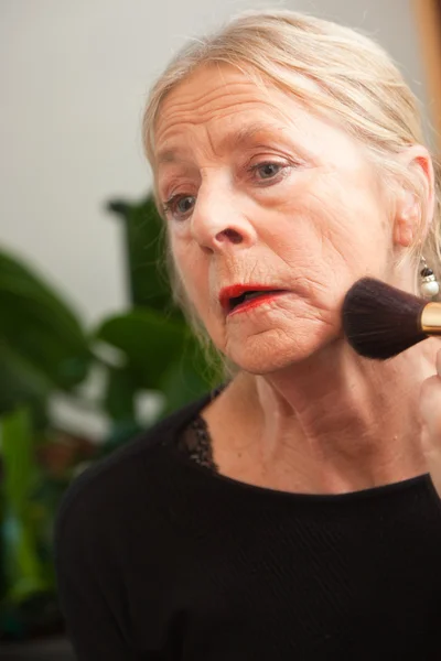 Senior vrouw doen make-up. — Stockfoto