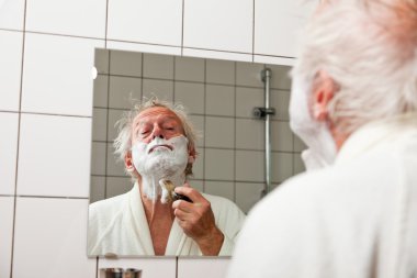 Komuta sizde sakalını tıraş.